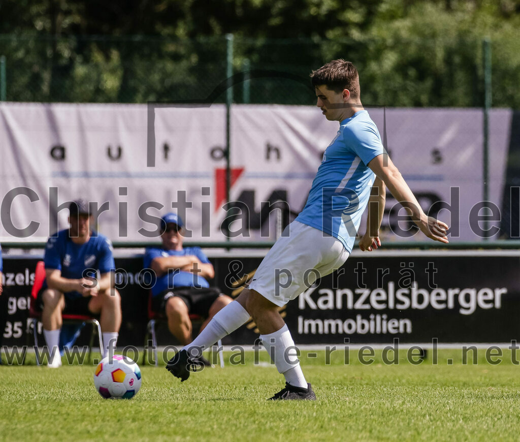 2023-08-26_011_FC_Langengeisling_gegen_TuS_Raubling | Erding, Deutschland, 26.08.2023:
Fußball, Bezirksliga Oberbayern Ost 2023 / 2024, 6. Spieltag, FC Langengeisling gegen TuS Raubling, Endergebnis: 2:0

Paul Bucher (FC Langengeisling, #18)

Foto: Christian Riedel / fotografie-riedel.net