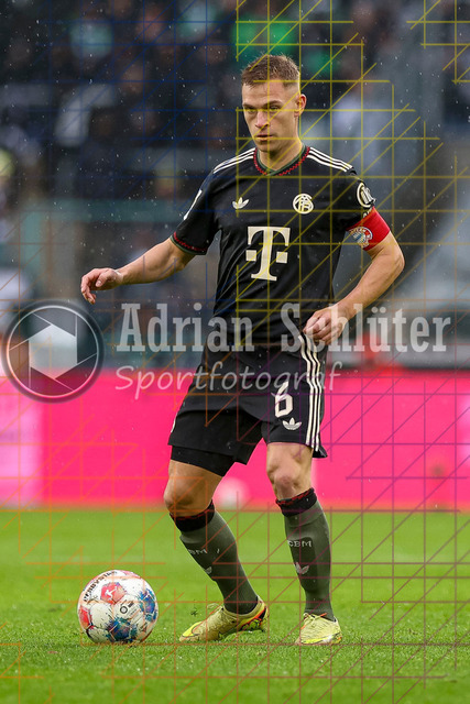Borussia Mönchengladbach vs FC Bayern München - Bundesliga  | Mönchengladbach, Deutschland, 25.10.25:   Joshua Kimmich (FC Bayern München) in Aktion am Ball, Einzelaktion waehrend des Spiels der Bundesliga zwischen Borussia Mönchengladbach vs FC Bayern München im Stadion im Borussia Park(Foto von Brauer-Fotoagentur / Adrian Schlueter)