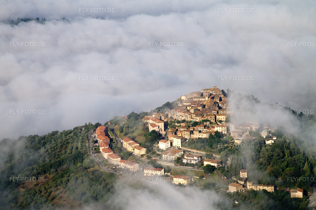 Luftbild: Ortsansicht mit Hochnebel- Wolken- Schicht über Straßen und Häuser der Wohngebiete im Ortsteil Civitella Marittima in Civitella Paganico im Bundesland Grosseto in Italien. Foto: IMG_43704.jpg vom 28.07.2011 durch Werner Riehm/FLY-FOTO.de