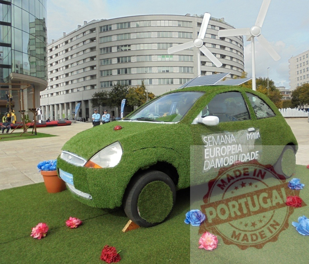 Grass covered car promoting sustainable mobility | Grass-covered car with solar panels and wind turbines representing sustainable transport and eco-friendly technology - Realisiert mit Pictrs.com