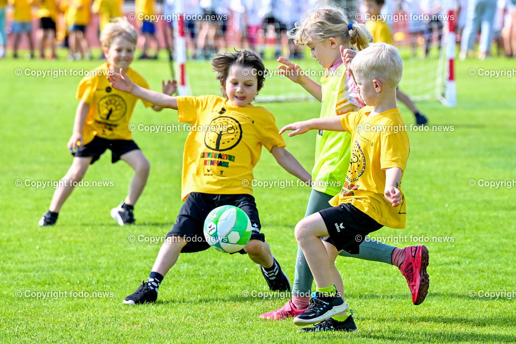 Kindergarten Olympiade 2024_ Stadion Traun_ 07.06.2024-27 | 07.06.2024, Stadion der Stadt Traun, AUT, Kindergarten Olympiade 2024, im Bild Kinder, Hindernis, Fussball, Laufen, Action