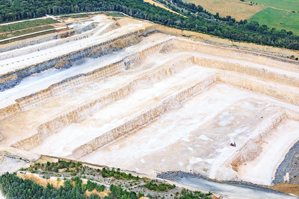 Aerial view: Carrière de Pagny and Carrière du Revoi | Humens Group in Pagny-sur-Meuse in the state Meuse, France. – Photo: IMG_083534.jpg taken on 07/13/2015 by Werner Riehm/FLY-FOTO.com – Resolution of the original: 5472 x 3648 px – Usine Novacarb - Producteur Bicarbonate, Carbonate de sodium