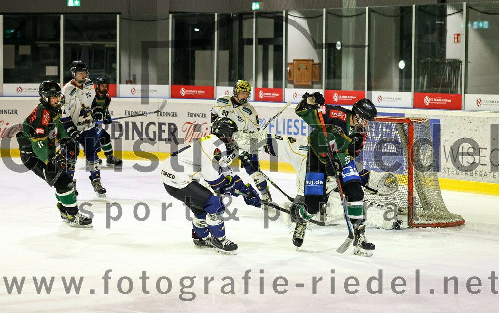2022-11-26_080_TSV_Erding_gegen_ESC_Geretsried | Erding, Deutschland, 26.11.2022:
Eishockey, Bayernliga U20 2022 / 2023, xx. Spieltag, TSV Erding gegen ESC Geretsried, Endergebnis: 5:3

Luis Huber (ESC Geretsried, #20), Torwart Jan Philipp Marco (ESC Geretsried, #30), Ryan Finn Henke (Erding Gladiators, #10)

Foto: Christian Riedel / fotografie-riedel.net