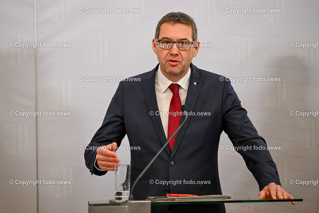 Pressekonfernz Land Ooe_ Einigung zur Westspange Steyr_ 26.01.2024-42 | 26.01.2024, Linz, AUT, Pressekonferenz Land Ooe, Einigung zur Westspange Steyr - Praesentation der verkehrlichen Wirkungsanalyse im Bild Markus Vogl (SP, Bgm. der Stadt Steyr)