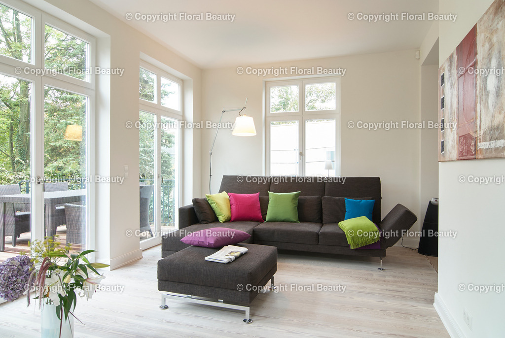 Modernes Wohnzimmer mit braunem Sofa | Braunes Sofa im Wohnzimmer dekoriert mit bunten Kissen. - Realisiert mit Pictrs.com