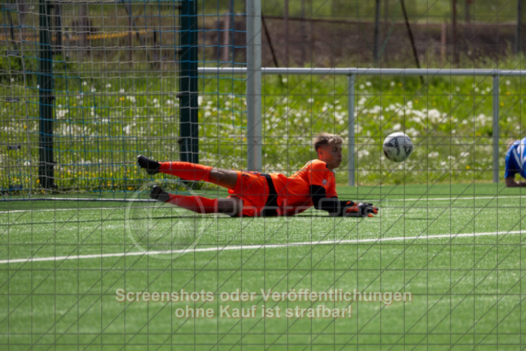 20250503_152619_0442 | #, 1.FC Eislingen (hellblau) vs. SGM TSG Zell-Hattenhofen-Holzmaden (dunkelblau), Jugend-Fussball, C-Junioren Landesstaffel Mitte, 18. Spieltag, Saison 20242025, Kunstrasenplatz, Haldenstraße 45, 73054 Eislingen, 03.05.2025 - 1500 Uhr,Foto: PhotoPeet-Sportfotografie/Peter Harich