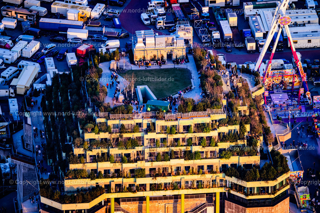 Hamburg_Heiligengeistfeld_Bunker_ELS_0266280325 | HAMBURG 28.03.2025 Bunker- Gebäudekomplex " Medienbunker " an der Feldstraße im Ortsteil Sankt Pauli in Hamburg, Deutschland. Weiterführende Informationen bei: EHP Erste Hanseatische Projektmanagement GmbH,  Hilldegarden e.V.,  Holsteiner Kabel- und Leitungsbau Willi Pohl GmbH & Co. KG,  Ingenieurbau George Bähr GmbH,  PERI GmbH,  RIMC Bunker Hamburg Hotelbetriebsgesellschaft mbH & Co.,  Veranstaltungs GbR Wolters/Jähnichen. // Bunker building complex "Medienbunker" on Feldstrasse in the Sankt Pauli district of Hamburg, Germany. Further information at: EHP Erste Hanseatische Projektmanagement GmbH,  Hilldegarden e.V.,  Holsteiner Kabel- und Leitungsbau Willi Pohl GmbH & Co. KG,  Ingenieurbau George Baehr GmbH,  PERI GmbH,  RIMC Bunker Hamburg Hotelbetriebsgesellschaft mbH & Co.,  Veranstaltungs GbR Wolters/Jaehnichen. Foto: Martin Elsen