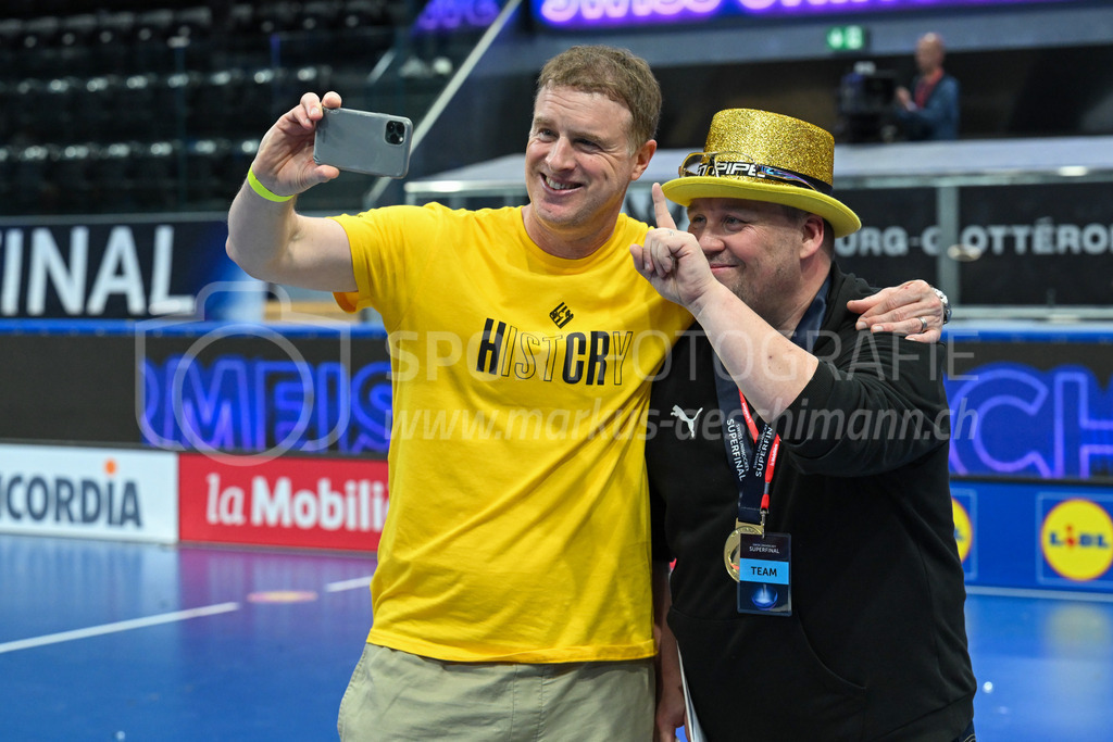 Zug United - HC Rychenberg - 25. April 2026 | HCR-Trainer und Vater von Kimmo Reich (#66 HC Rychenberg Winterthur), Oli Reich, mit Tero Kotilainen (Assistent HC Rychenberg) am L-UPL Superfinal-Spiel zwischen Zug United und HC Rychenberg am 25. April 2026 in der BCF Arena, Fribourg, Schweiz.Bild: Sportfotografie Markus Aeschimann | www.markus-aeschimann.ch - Realisiert mit Pictrs.com