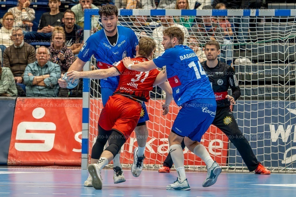 KKU15122401018 | 15.12.2024, xkkux, Handball, 2. HBL, Bergischer HC - VfL Lübeck-Schwartau, Mitsubishi Electric HALLE Düsseldorf, Saison 2024 2025: Aron Seesing (BHC #49) und Gerdas Babarskas (BHC #14) verteidigen gegen Oliver Juhl (VfL Lübeck-Schwartau 31)