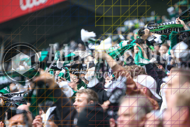 04.04.2026, GER, Fussball, Herren, 1. BL, Saison 2025/2026, Borussia Mönchengladbach - 1. FC Heidenheim | die Fans von Borussia Mönchengladbach mit Schals 