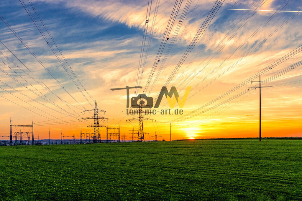 Sonnenuntergang vor Stuttgart  | Schöner zauberhafter Sonnenuntergang vor den Toren Stuttgarts. In der Nähe eines Umspannwerkes.  - Realisiert mit Pictrs.com