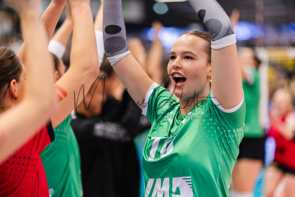 Volleyball, 1. Bundesliga Frauen, Hauptrunde, 1. Spieltag, Saison 2025/2026: USC Münster - SSC Palmberg Schwerin | 1. Bundesliga Frauen, Hauptrunde, 1. Spieltag, Saison 2025/2026, USC Münster empfängt SSC Palmberg Schwerin in der Sporthalle Berg Fidel in Münster. Foto: sportfotografie.ms | Markus Paletta - Realisiert mit Pictrs.com