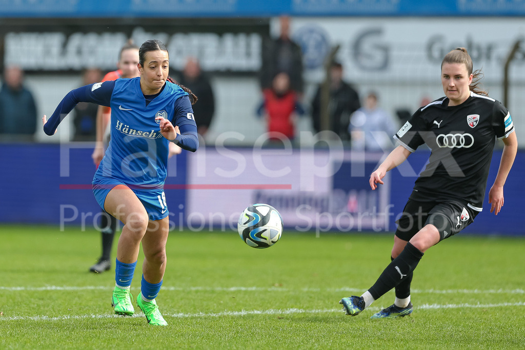 Fussball, 2. Frauen-Bundesliga, SV Meppen - FC Ingolstadt 04 | v.li.: Selma Licina (SV Meppen, 18) am Ball, Einzelbild, Ganzkörper, Aktion, Action, Spielszene, Anna-Lena Fritz (FC Ingolstadt 04, 19), DIE DFB-RICHTLINIEN UNTERSAGEN JEGLICHE NUTZUNG VON FOTOS ALS SEQUENZBILDER UND/ODER VIDEOÄHNLICHE FOTOSTRECKEN. DFB REGULATIONS PROHIBIT ANY USE OF PHOTOGRAPHS AS IMAGE SEQUENCES AND/OR QUASI-VIDEO.
