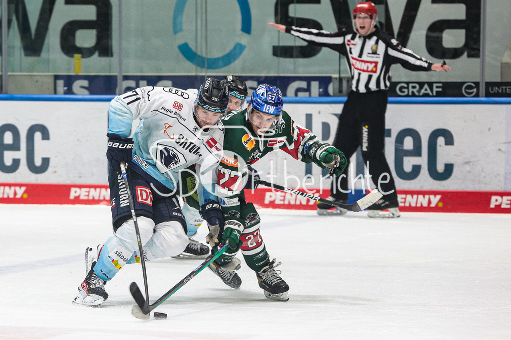 Augsburger Panther - ERC Ingolstadt | Justin FESER (ING #71) im Duell mit Adam JOHNSON (AEV #27)