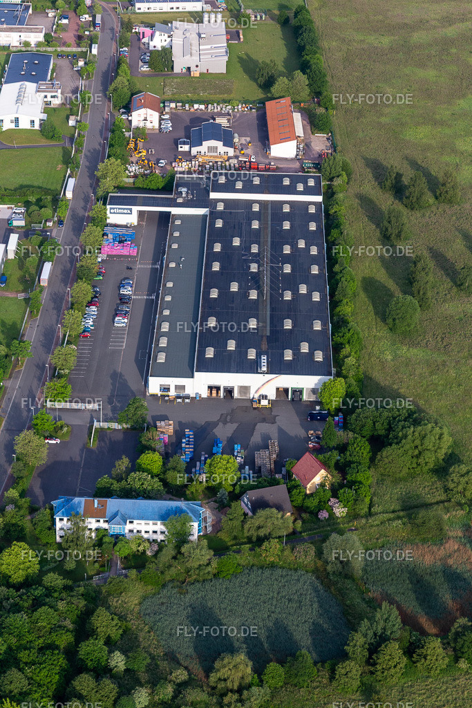 Gebäude und Produktionshallen auf dem Fabrikgelände von DIE ETIMEX PRIMARY PACKAGING in Waltershausen | Luftbild: Gebäude und Produktionshallen auf dem Fabrikgelände von DIE ETIMEX PRIMARY PACKAGING in Waltershausen im Ortsteil Hörselgau in Hörsel im Bundesland Thüringen in Deutschland. Foto: IMG_007620.jpg vom 15.06.2021 durch Werner Riehm/FLY-FOTO.de - Realisiert mit Pictrs.com