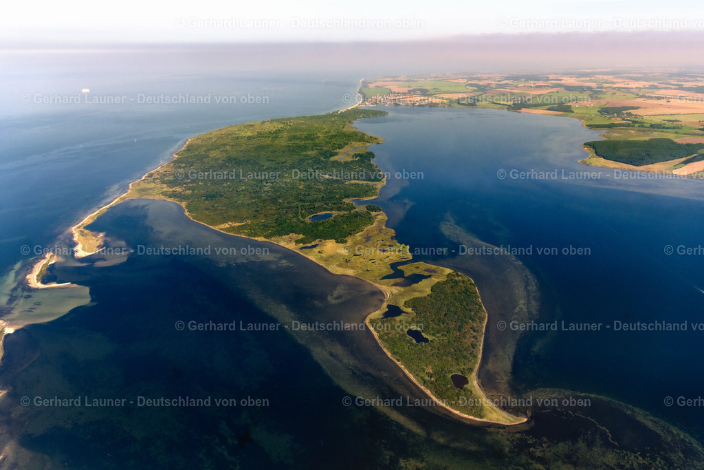 4062136 | RERIK 08.09.2021 Halbinsel Wustrow mit Landzugang und Uferbereich an der Ostseeküste in Rerik an der Ostseeküste im Bundesland Mecklenburg-Vorpommern, Deutschland. // Peninsula Wustrow with land access and shore area on the Baltic coast in Rerik at the baltic coast in the state Mecklenburg - Western Pomerania, Germany. Foto: Gerhard Launer
