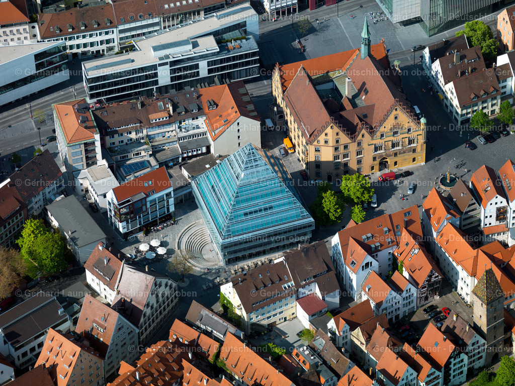 2857957 | ULM 16.10.2017 Bibliotheks- Gebäude der Stadtbibliothek in Ulm und Rathaus im Bundesland Baden-Württemberg, Deutschland. // Library Building of Stadtbibliothek in Ulm in the state Baden-Wuerttemberg, Germany. Foto: Gerhard Launer