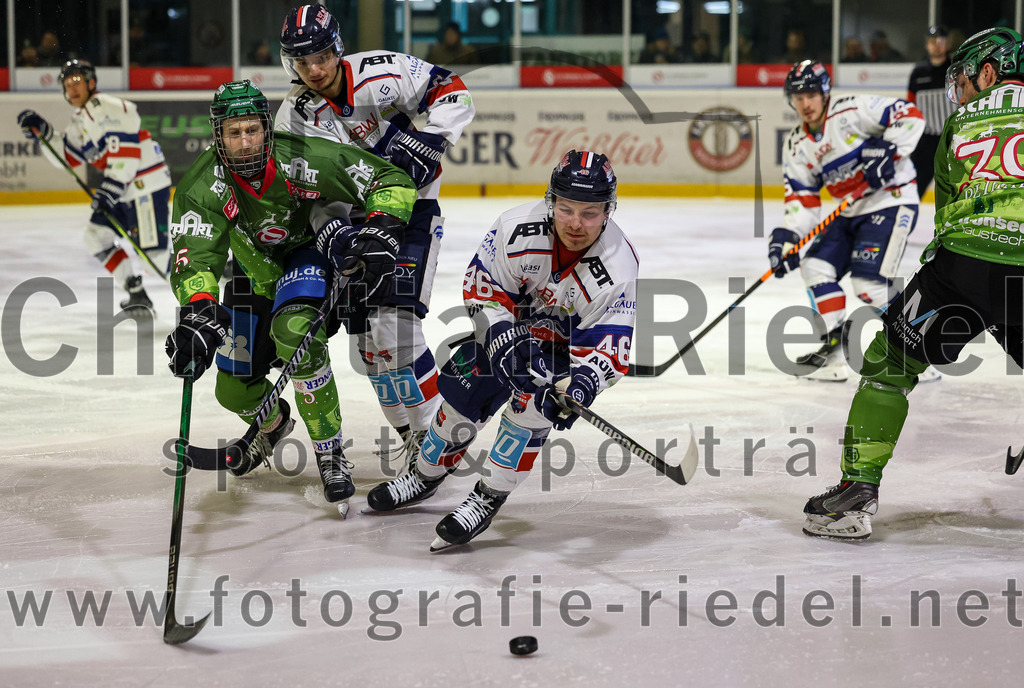 2023-12-17_075_TSV_Erding_gegen_ESC_Kempten | Erding, Deutschland, 17.12.2023:
Eishockey, Bayernliga Vorrunde 2023 / 2024, 18. Spieltag, TSV Erding gegen ESC Kempten, Endergebnis: 5:1

Florian Zimmermann (Erding Gladiators, #5), Filip Kokoska (ESC Kempten, #46)

Foto: Christian Riedel / fotografie-riedel.net