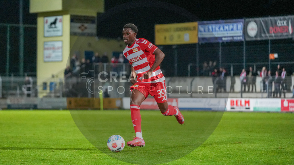 Fußball, Herren, Saison 2025/2026, Testspiel, Freundschaftsspiel, FSV 63 Luckenwalde vs. 1.FC Union Berlin, Mittwoch 08.10.2025, Werner-Seelenbinder-Stadion Luckenwalde, | Fußball, Herren, Saison 2025/2026, Testspiel, Freundschaftsspiel, FSV 63 Luckenwalde vs. 1.FC Union Berlin, Mittwoch 08.10.2025, Werner-Seelenbinder-Stadion Luckenwalde, Im Bild: Derrick Köhn (Union) - Realisiert mit Pictrs.com