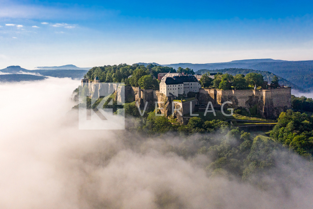 Wandbild-Festung-Koenigstein-Luftbild-DJI_0793 | Festung Königstein im Nebelmeer über der Sächsischen Schweiz im Elbsandsteingebirge - Realisiert mit Pictrs.com