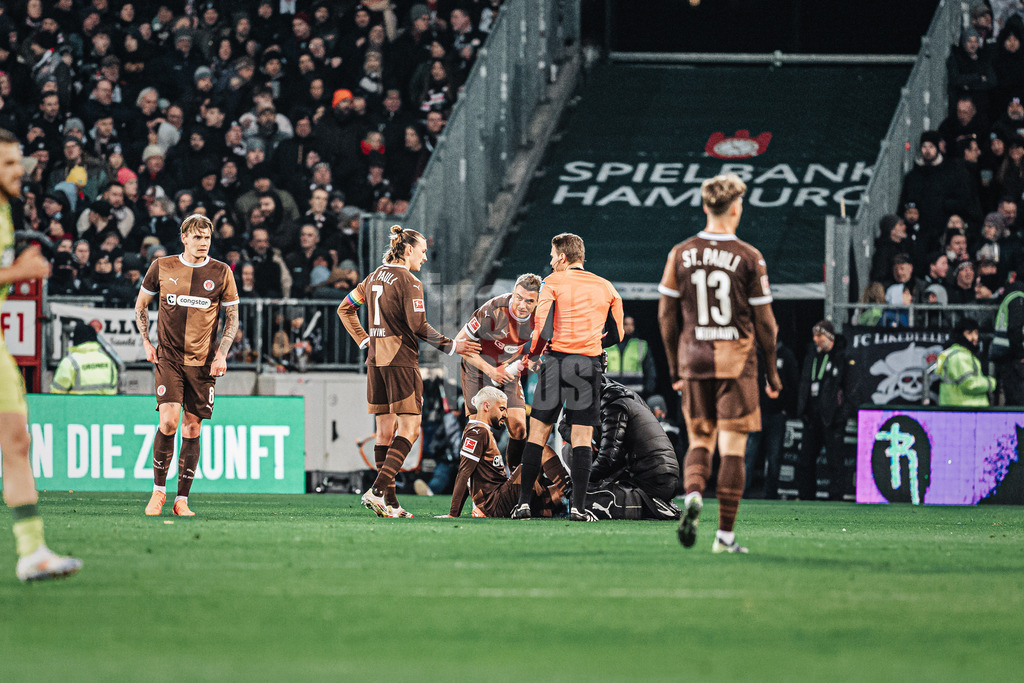 Fußball | Männer | Saison 2024/2025  | Fußball-Bundesliga | 26. Spieltag | FC St. Pauli vs. TSG Hoffenheim | 14.03.2025 | Elias Saad (#26, FC St. Pauli) muss behandelt werden