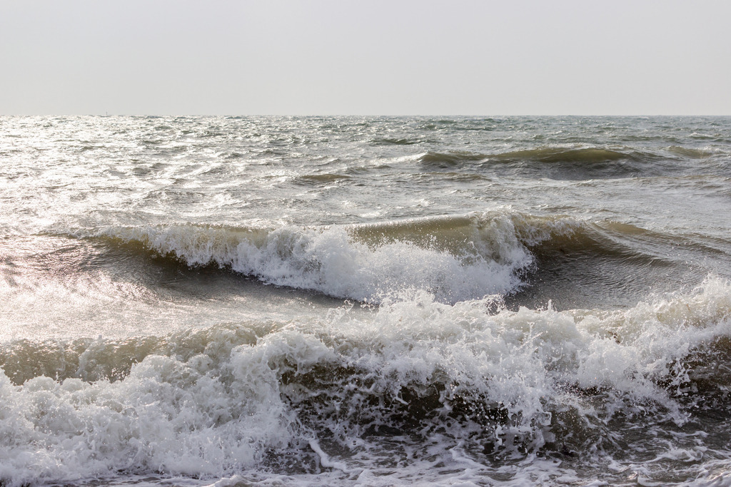 Wandbild: Wellen am Strand in Waabs | Dieses Wandbild im Querformat zeigt schöne Wellen mit Schaumkrone am Strand in Waabs. Durch die tiefstehende Sonne werden die Wellen schön angeleuchtet.  - Realisiert mit Pictrs.com