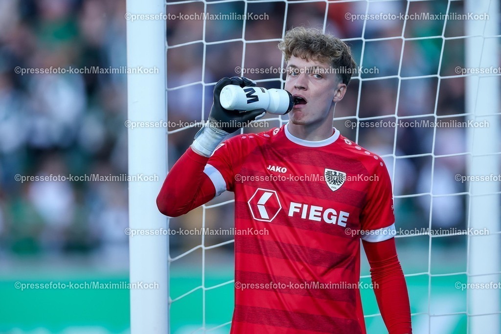 SCP09052502402 | 09.05.2025, Fußball, Preußen Münster - Hertha BSC, 2. Fußball Bundesliga, 33. Spieltag, Preußenstadion, Saison 2024 2025: Torwart Johannes Schenk (Preussen Muenster #01) DFB regulations prohibit any use of photographs as image sequences and or quasi-video.