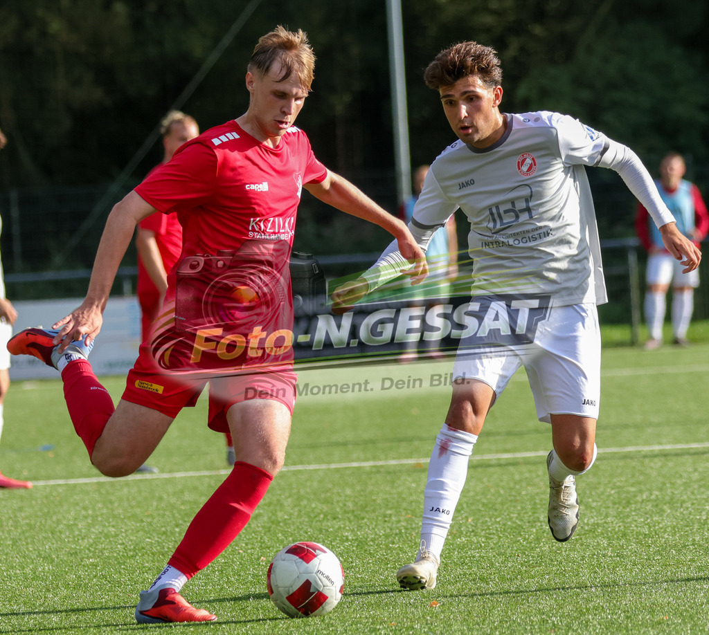 FC RW Kirchlengern - VfL Theesen | Auf dem Bild zu sehen: Grau FC RW Kirchlengern: Altan Dincdemir ; Rot VfL Theesen: Henrik Lüdke FC RW Kirchlengern, VfL Theesen, Saison 26/27, Westfalenliga, Kirchlengern, Deutschland - Realisiert mit Pictrs.com
