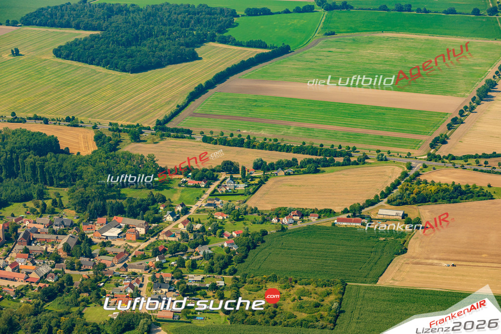 Luftaufnahme Groß Schwechten Stendal - Die Luftaufnahme wurde 2025 vom UL-Flugzeug heraus erstellt ( ohne Drohne ) - Hochauflösende Luftaufnahme - für professionelle Ausdrucke geeignet. Die Geschenkidee !Mit Lizenz und Bildrechte bestellbar