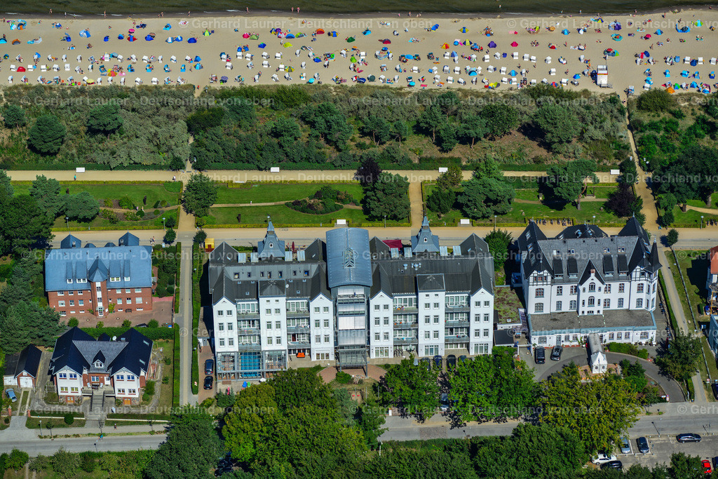 3637707 | ZINNOWITZ 25.08.2016 Gebäudekomplex der Hotelanlage "Hotel Asgard's Meereswarte" an der Dünenstraße in Zinnowitz auf der Insel Usedom im Bundesland Mecklenburg-Vorpommern, Deutschland. Weiterführende Informationen bei: Hotel Asgard - Lippmann OHG. // Complex of the hotel building "Hotel Asgard's Meereswarte" on street Duenenstrasse in Zinnowitz on the island of Usedom in the state Mecklenburg - Western Pomerania, Germany. Further information at: Hotel Asgard - Lippmann OHG. Foto: Gerhard Launer
