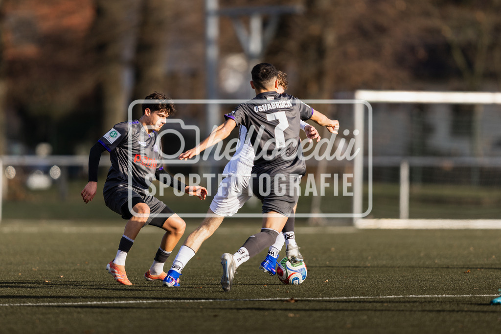 Fußball I Herren I Saison 2025-2026 I Freundschaftsspiel I VFL Osnabrück A-Junioren - JFV Bremen-025 | Can Akbas (7, VfL Osnabrück A-Junioren) im Zweikampf - Realisiert mit Pictrs.com