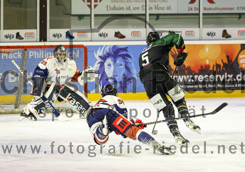 2023-03-07_028_TSV_Erding_gegen_ESC_Kempten | Erding, Deutschland, 07.03.2023:
Eishockey, Bayernliga Playoffs 2022 / 2023, Viertelfinale, TSV Erding gegen ESC Kempten, Endergebnis: 9:3

Torwart Danny Schubert (ESC Kempten, #29), Wayne Lucas (ESC Kempten, #56), Florian Zimmermann (Erding Gladiators, #5)

Foto: Christian Riedel / fotografie-riedel.net