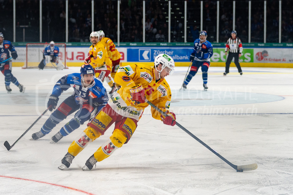 Playoffs: ZSC Lions - EHC Biel-Bienne | 04.04.2022, Zurich, Hallenstadion, Playoffs: ZSC Lions - EHC Biel-Bienne, #75 Alexander Yakovenko (Biel) wird von #13 Justin Sigrist (ZSC) verfolgt. - Realisiert mit Pictrs.com