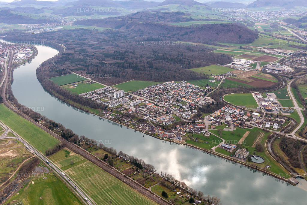 Vue aérienne: Les rives du Haut-Rhin à Sisseln dans le département Argovie, Suisse. Photo: IMG_120148.jpg prise le 17/03/2020 par Werner Riehm/FLY-FOTO.eu – Résolution de l'original: 5472 x 3648 px