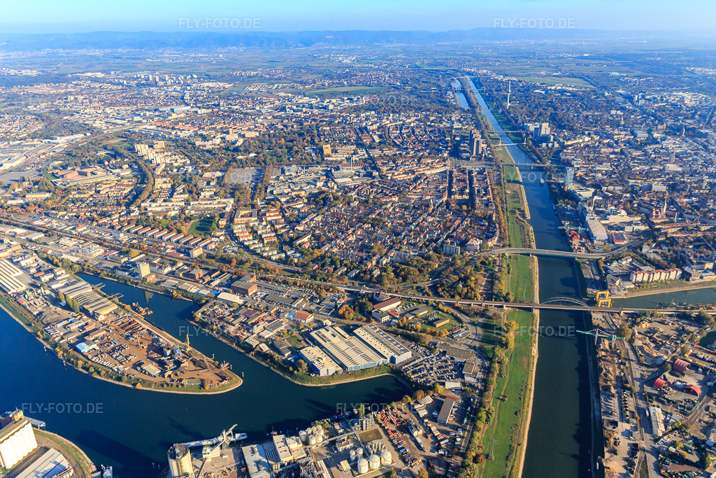 Luftbild: Verlauf des Neckars zwischen Bonadis-Hafen und Maubeerinsel aus Nordwesten im Ortsteil Neckarstadt-West in Mannheim im Bundesland Baden-Württemberg in Deutschland. Foto: IMG_095482.jpg vom 30.10.2016 durch Werner Riehm/FLY-FOTO.de