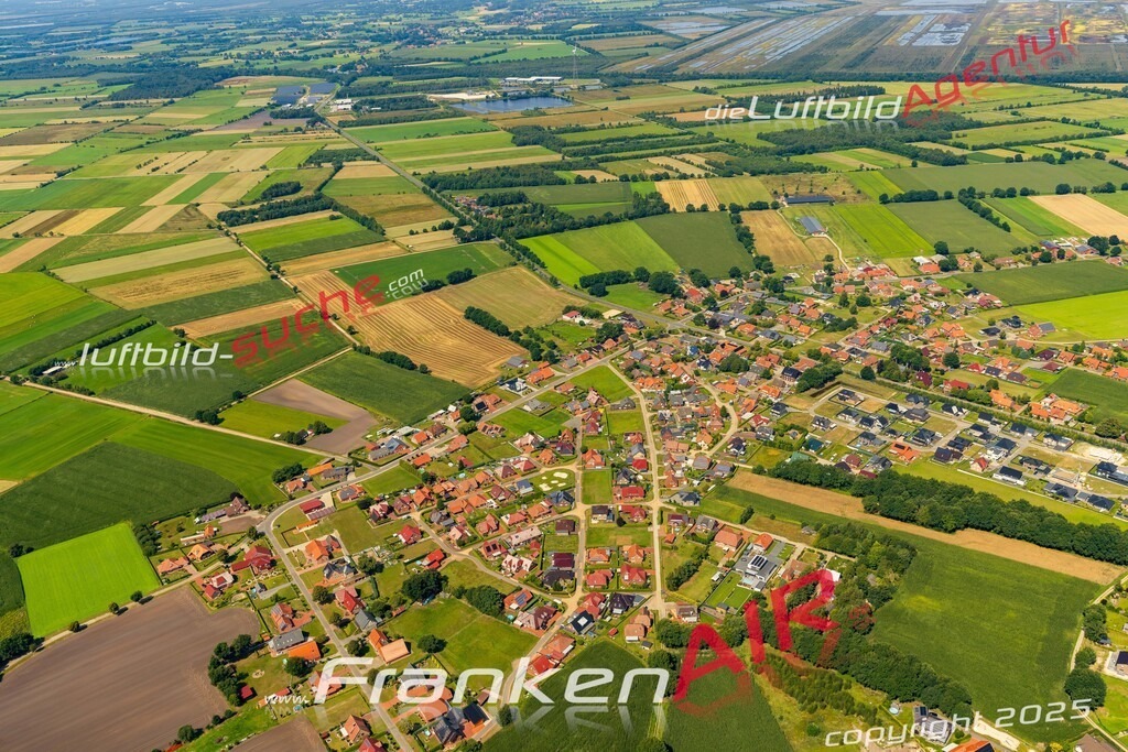 Klassische Luftaufnahme ohne Drohne zeigt:Hinternberg Wohngebiet bei Esterwegen - Die Luftbildaufnahme wurde 2025 vom UL-Flugzeug heraus erstellt ( keine Drohnenaufnahme ) - Hochauflösende Luftaufnahme -Nicht vergleichbar mit Google Maps oder Satelittenbilder- Die Geschenkidee !Mit Lizenz und Bildrechte bestellbar