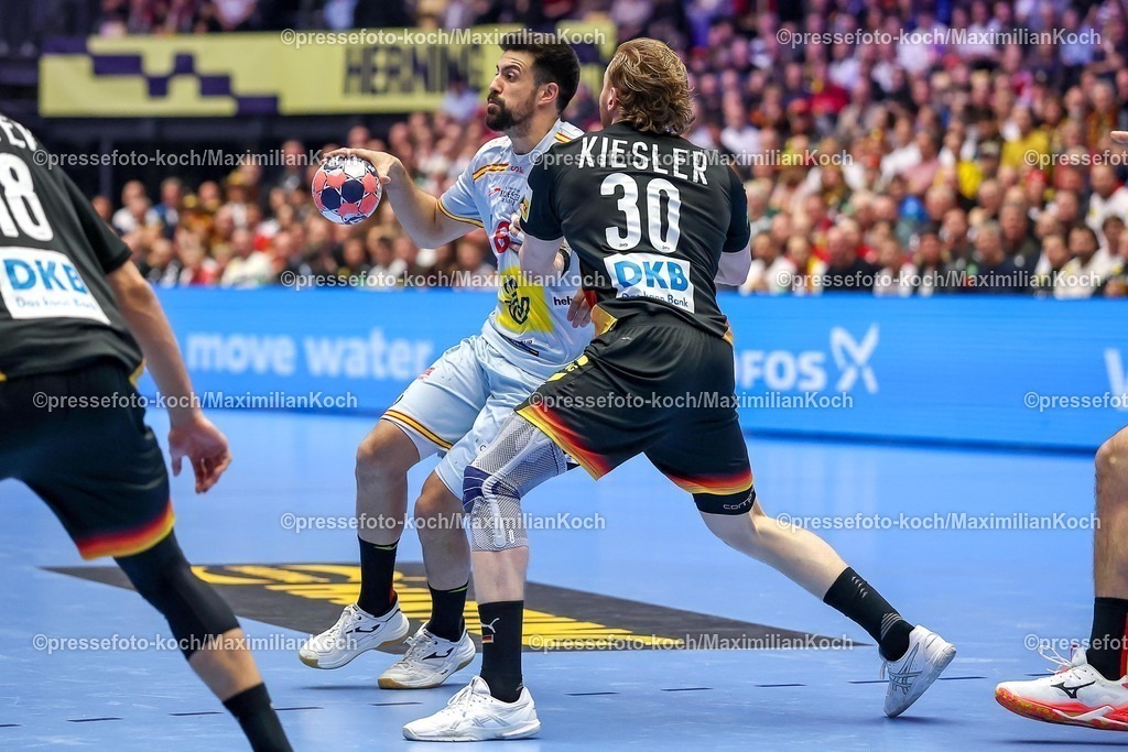 EHF19012602003 | 19.01.2026, Handball, Men's EHF EURO 2026, Deutschland - Spanien, Jyske Bank Boxen in Herning, Dänemark, Preliminary Round:  Agustin Casado Marcelo (Espania #08)  im Zweikampf gegen   Tom Kiesler (Germany #30) 