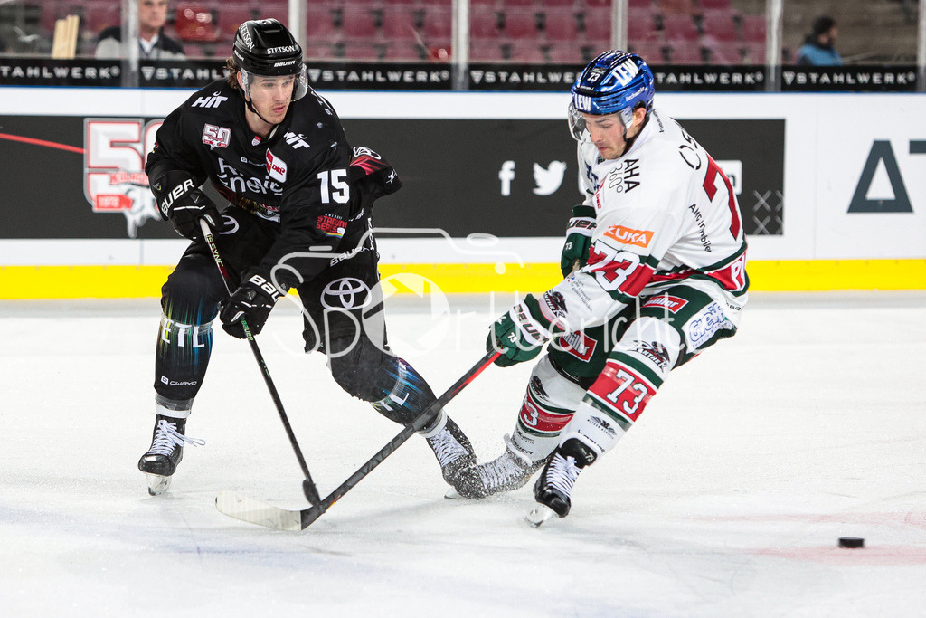 Kölner Haie - Augsburger Panther | Louis-Marc AUBRY (KEC #15) im Duell mit Matthew PUEMPEL (AEV #73)