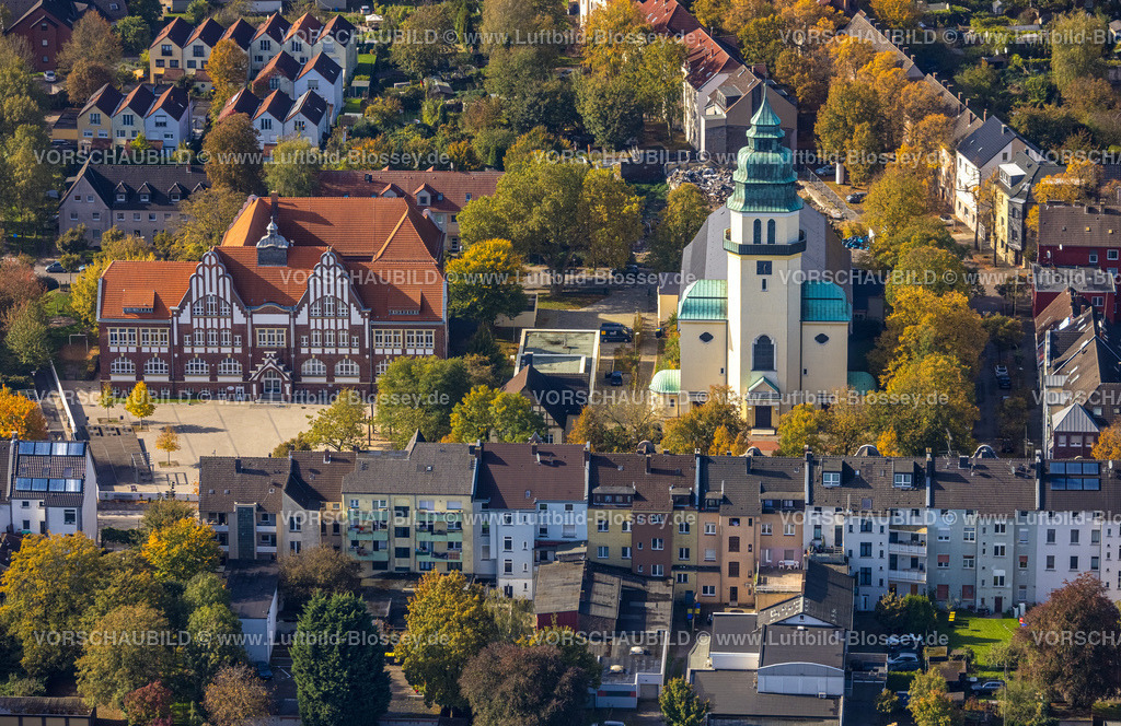 Luenen241012475 | Luftbild, kath. Herz Jesu Kirche und Wittekindschule Grundschule, Mehrfamilienhäuser Wohnhäuser, Waltroper Straße mit Baumallee, Brambauer, Lünen, Ruhrgebiet, Nordrhein-Westfalen, Deutschland