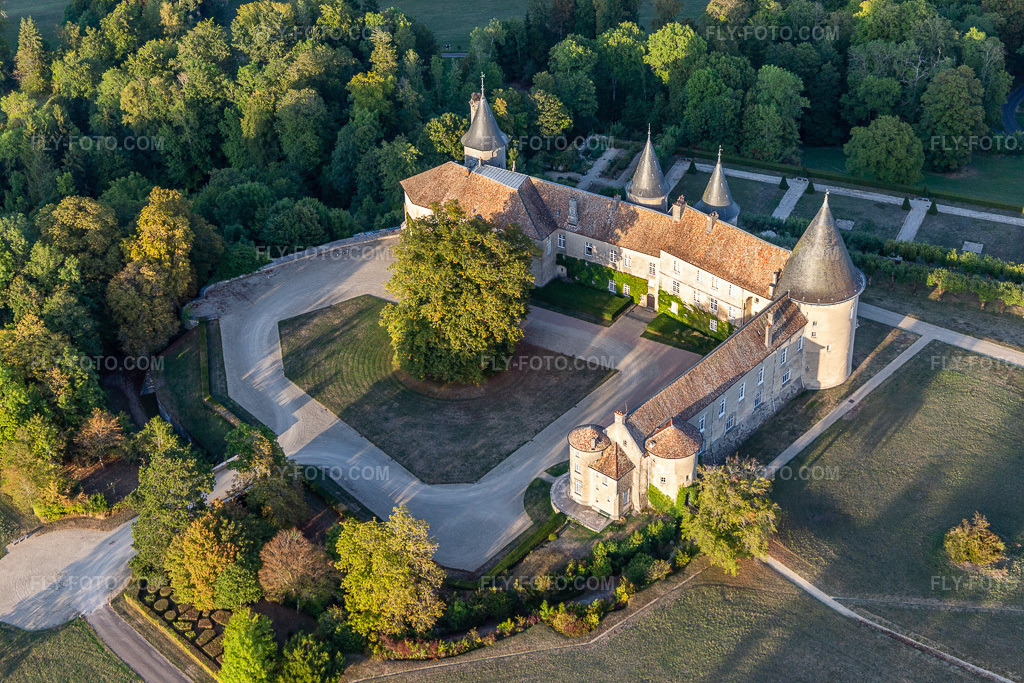 Aerial view: Chateau de Bourlémont in Frebecourt in Frebécourt in the state Vosges, France. – Photo: IMG_118319.jpg taken on 09/15/2019 by Werner Riehm/FLY-FOTO.com – Resolution of the original: 5472 x 3648 px