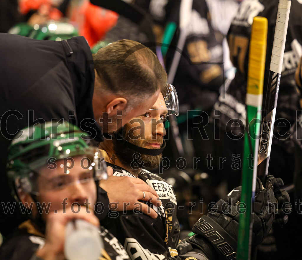 2024-03-08_107_TSV_Erding_gegen_EHC_Koenigsbrunn | Erding, Deutschland, 08.03.2024:
Eishockey, Bayernliga Playoffs 2023 / 2024, 1. Spieltag, TSV Erding gegen EHC Königsbrunn, Endergebnis: 3:0

Teamchef Thomas Daffner (Erding Gladiators), Petr Pohl (Erding Gladiators, #55)

Foto: Christian Riedel / fotografie-riedel.net