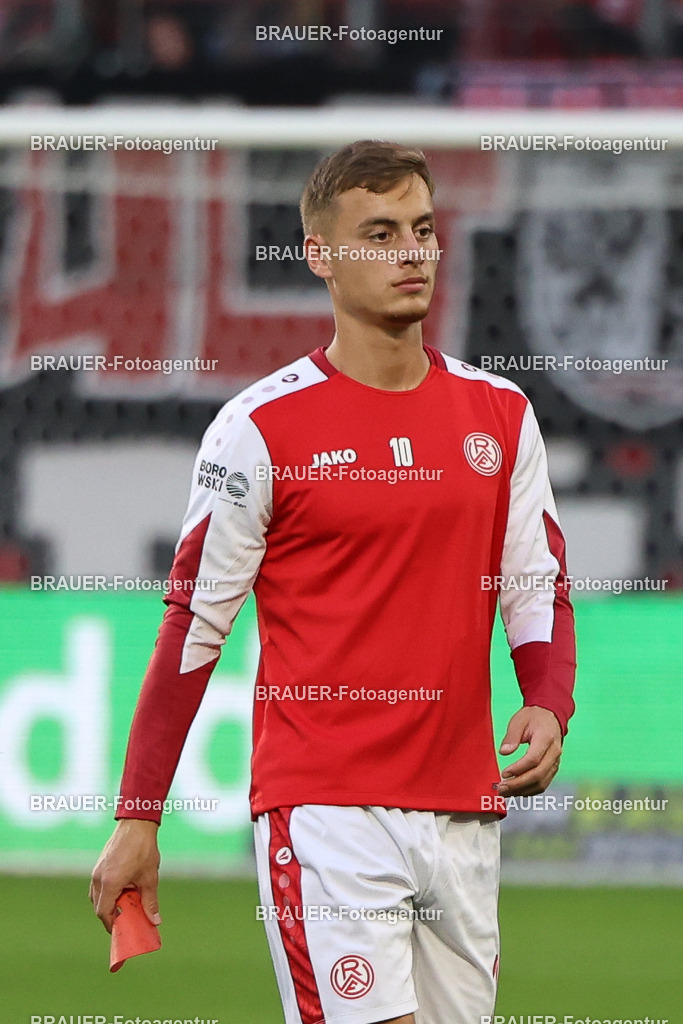 Rot-Weiss Essen - TSV Alemannia Aachen | Essen, Deutschland, 31.08.2025 Marvin Obuz  (Rot-Weiss Essen) schautwährend des 3.Liga Spiels zwischen  Rot-Weiss Essen und Alemannia Aachen am 31.08.2025 im Stadion an der Hafenstraße in Essen. (Foto von Timo Bluhmki-Schmidt/Brauer Fotoagentur