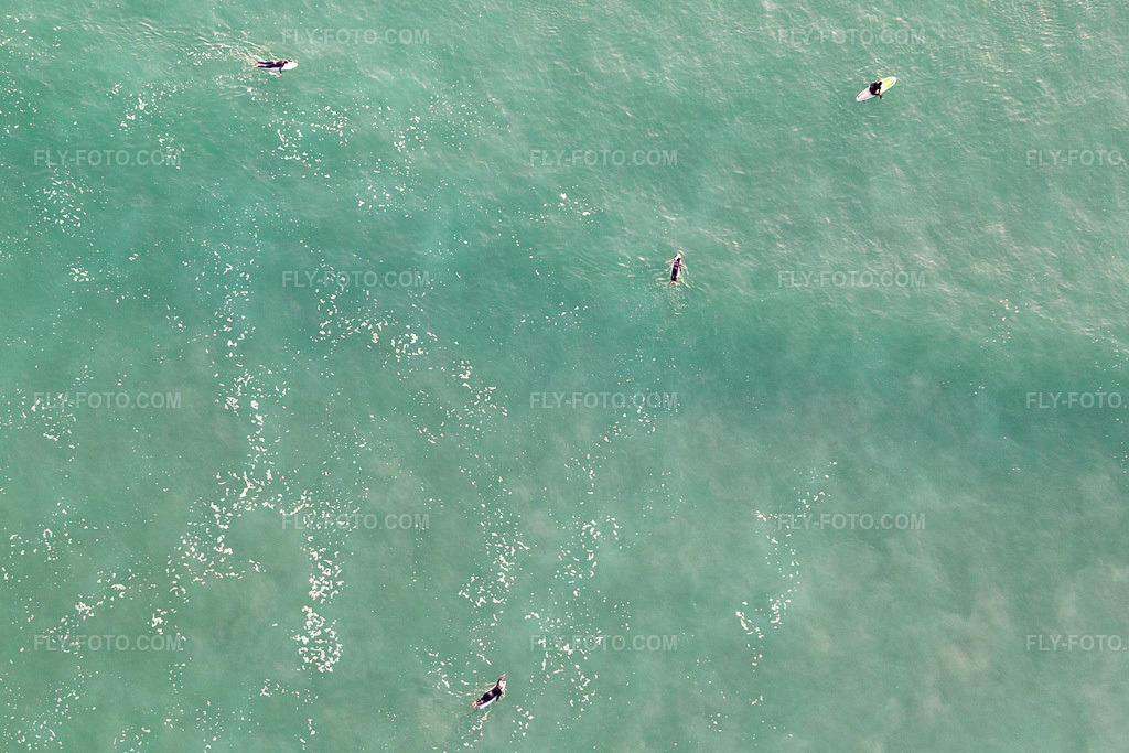 Aerial view: Surfers waiting for the wave in front of Plage de Tronoën in Saint-Jean-Trolimon in the state Finistere, France. – Photo: IMG_132551.jpg taken on 06/17/2022 by Werner Riehm/FLY-FOTO.com – Resolution of the original: 3279 x 2186 px