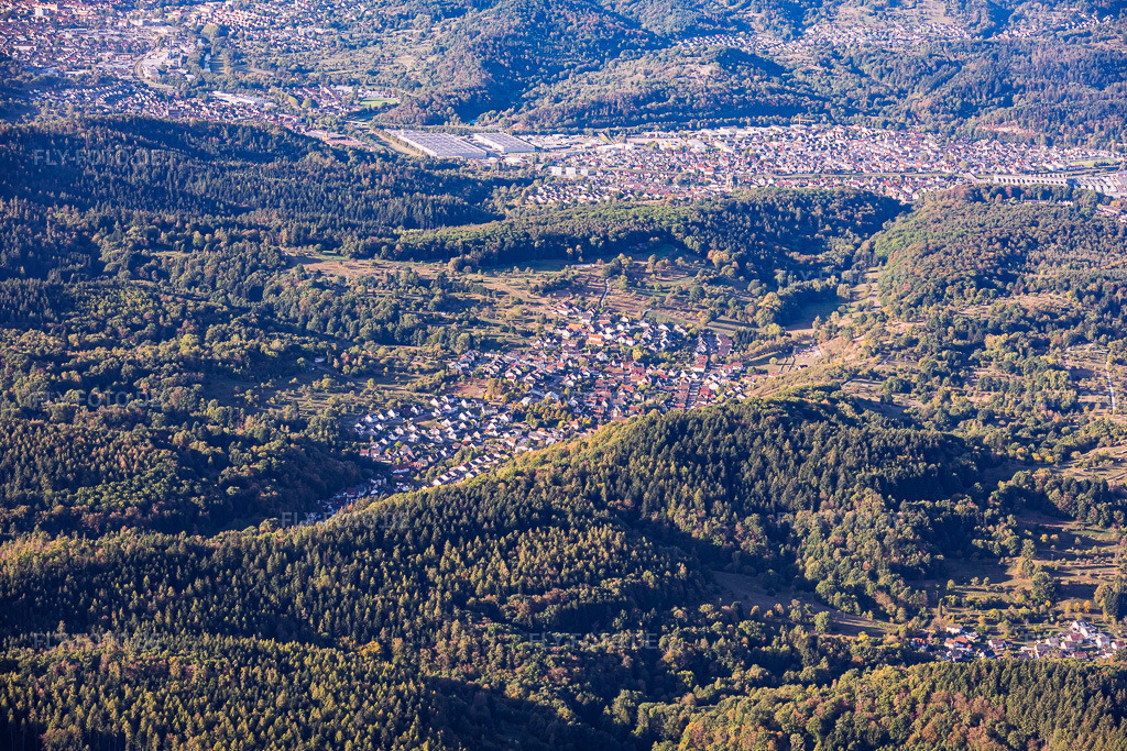 Luftbild: Ortsansicht von Nordosten im Ortsteil Sulzbach in Gaggenau im Bundesland Baden-Württemberg in Deutschland. – Foto: IMG_159475.jpg vom 27.09.2026 durch Werner Riehm/FLY-FOTO.de – Auflösung des Originals: 5826 x 3884 px