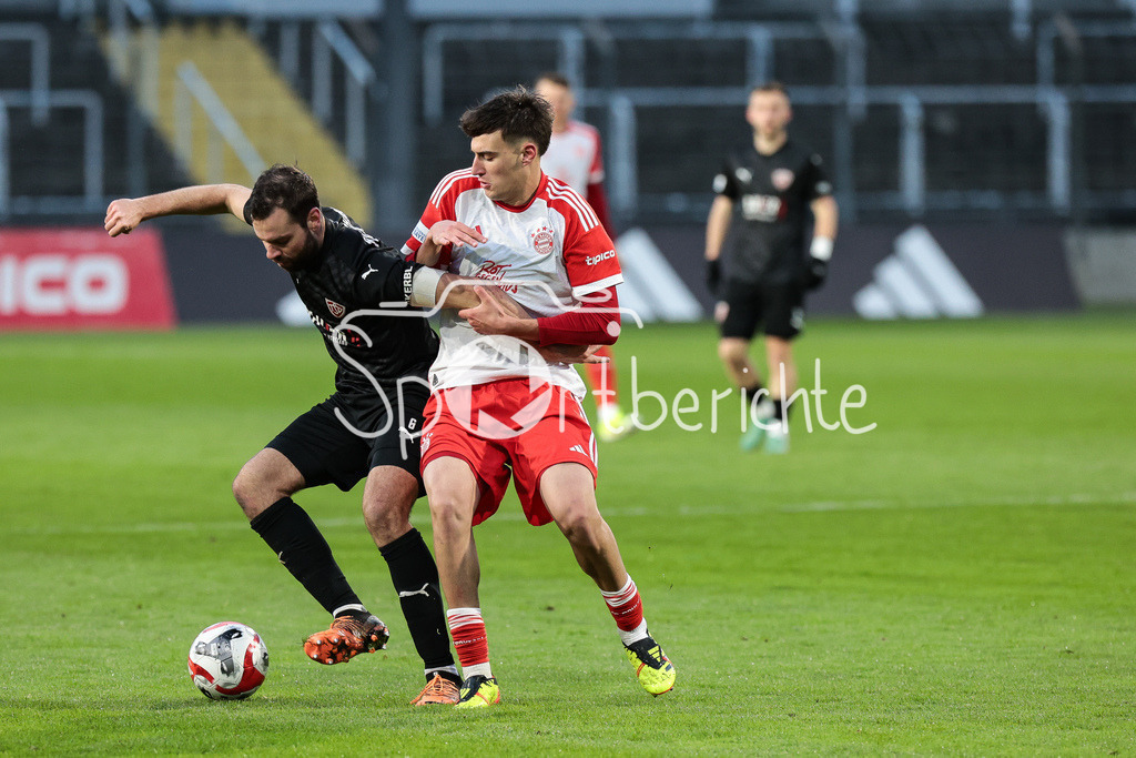 FC Bayern Amateure - TSV Buchbach | im Duell  Philipp WALTER (TSV #6) und Javier FERNANDEZ GONZALEZ (FCB #37) / Zweikampf