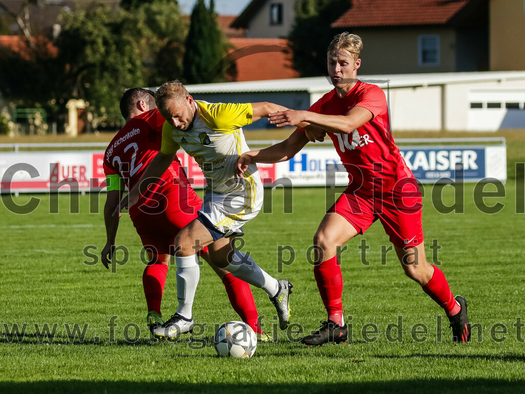 2023-08-18_024_SpVgg_Eichenkofen_gegen_FC_Langenpreising | Erding, Deutschland, 18.08.2023:
Fußball, A-Klasse 2023 / 2024, 3. Spieltag, SpVgg Eichenkofen gegen FC Langenpreising, Endergebnis: 0:2

Manuel Mundigl (SpVgg Eichenkofen, #22), Sascha Dörner (SpVgg Langenpreising, #17), Jesse Tauber (SpVgg Eichenkofen, #6)

Foto: Christian Riedel / fotografie-riedel.net