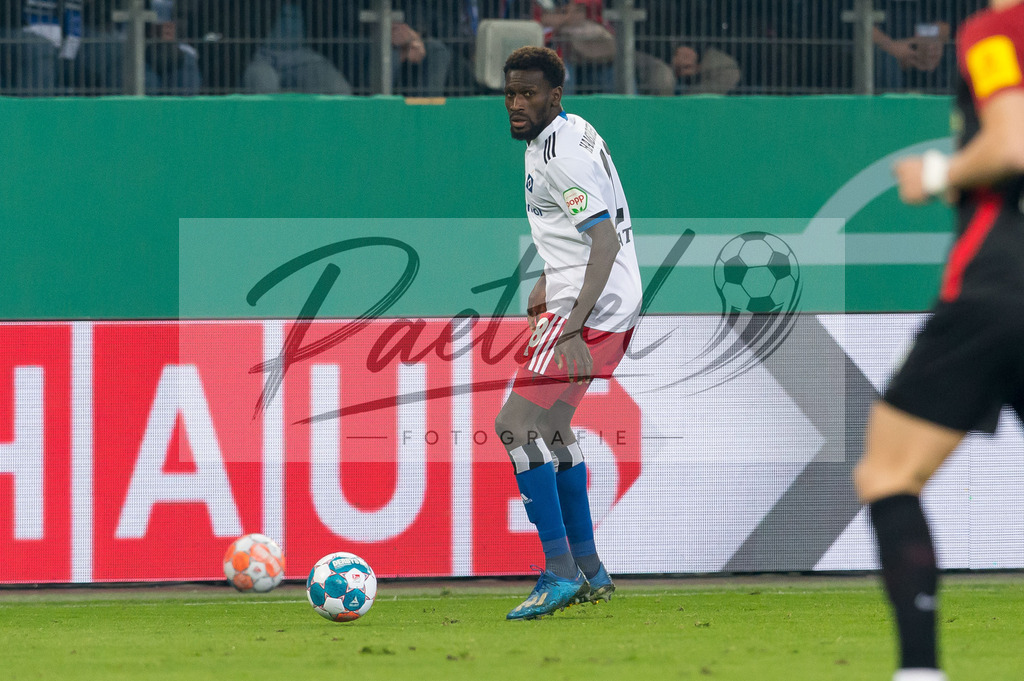 HSVSCF20220419_292 | Fussball, Herren: Bakery Jatta (Hamburger SV) in Aktion, am Ball, Einzelaktion beim DFB-Pokal-Halbfinalspiel zwischen Hamburger SV und SC Freiburg im Volksparkstadion am 19.04.2022 in Hamburg, Deutschland.DFB / DFL REGULATIONS PROHIBIT ANY USE OF PHOTOGRAPHS AS IMAGE SEQUENCES AND/OR QUASI-VIDEO. - Realisiert mit Pictrs.com