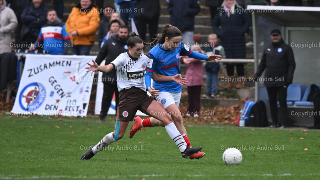 Holstein Kiel vs St. Pauli | Paula Harder (Holstein #11) / Linnea Taube (St. Pauli #20) - Fußball-Regionalliga Nord Frauen 2024/2025 / Holstein Kiel vs St. Pauli / Waldwiese / Kiel / 10.11.24 - Realisiert mit Pictrs.com