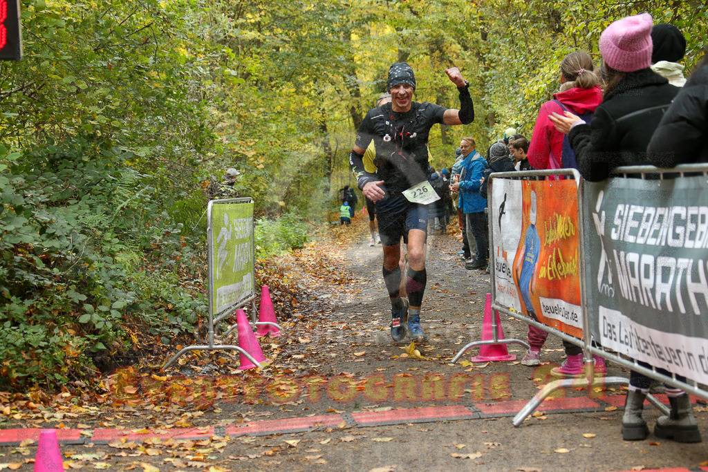 251026_1229_EX1_0504 | Sportfotografie im Rhein-Sieg Kreis, Köln, Bonn, NRW, Rheinland Pfalz, Hessen, etc. Unser Tätigkeitsfeld umfasst den Laufsport vom Volkslauf über den Marathon, Duathlon, Triathon bis zum Ultralauf wie Kölnpfad Ultra oder Schindertrail.