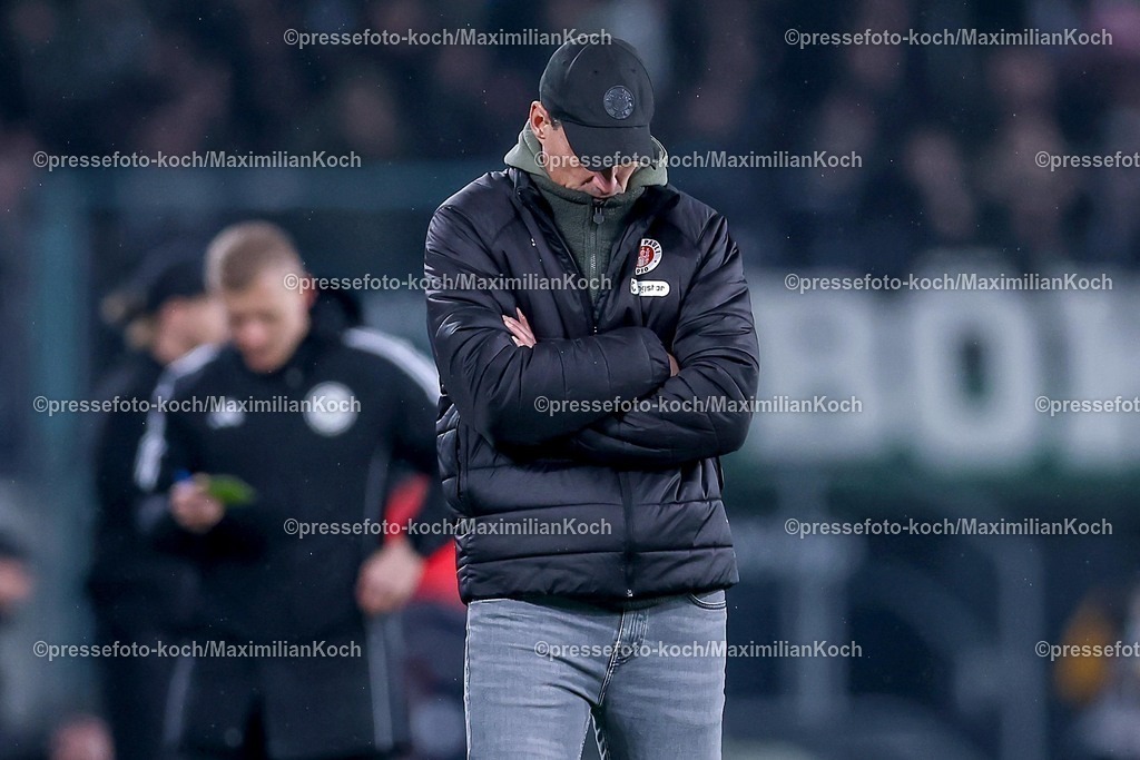 BMG13032601061 | 13.03.2026, Fußball, Borussia Mönchengladbach - FC St. Pauli, 1. Fußball Bundesliga, 26.Spieltag, Borussia-Park, Saison 2025 2026: Cheftrainer Alexander Blessin (FC St.Pauli #hc) sichtlich unzufrieden enttäuscht Enttäuschung Mimik Gestik  DFB regulations prohibit any use of photographs as image sequences and or quasi-video.